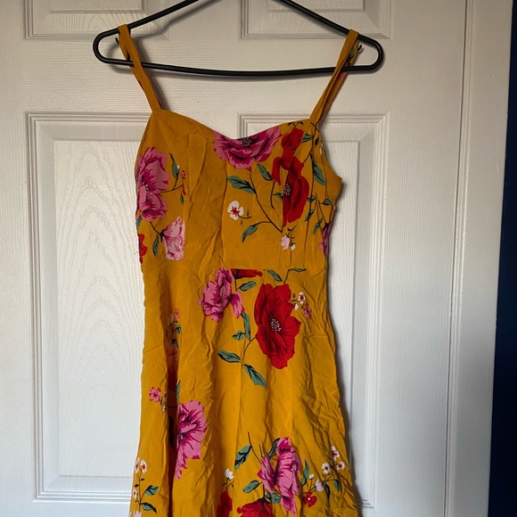 This beautiful old navy dress was bought in 2016. I wore it all summer. - Picture 2 of 3